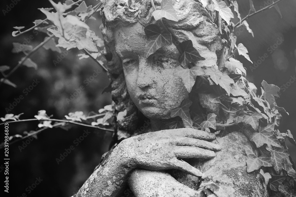 Obraz premium Gothic cemetery angel with peaceful yet tragic atmosphere.