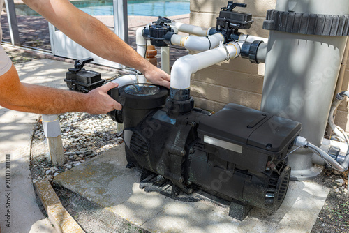 Foto Close-up horizontal view of a technician's hands installing or servicing a black