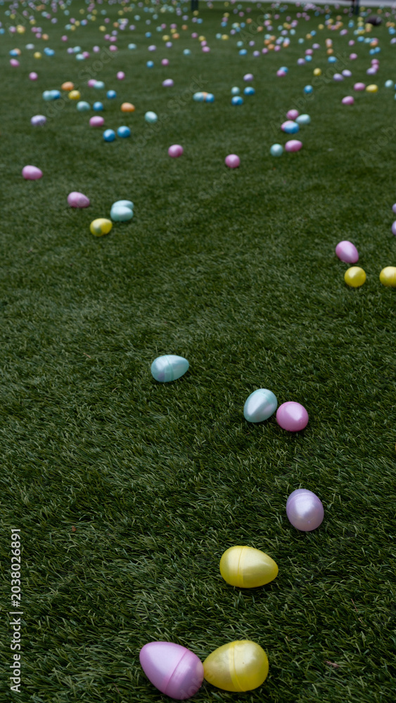Naklejka premium easter eggs on green grass