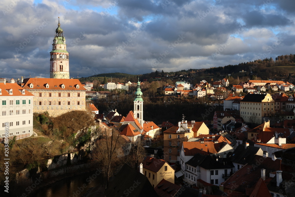 Obraz premium Stunning panoramic view of the historic Cesky Krumlov old town with terracotta roofs in Czech Republic
