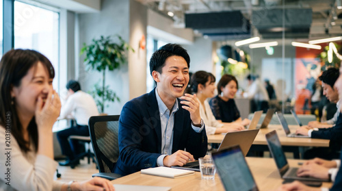 ミーティング中に笑顔を見せる日本人ビジネスマンと自然な会話
