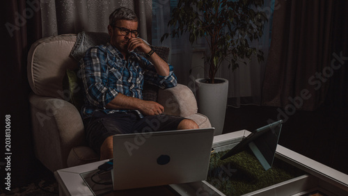 Tableau sur toile Overworked employee resting after stressful workday