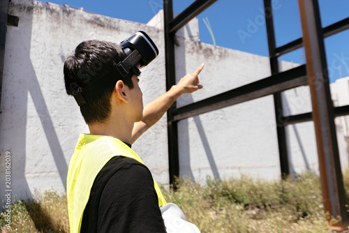 Schilderij op canvas Hombre utilizando lentes VR para diferentes actividades