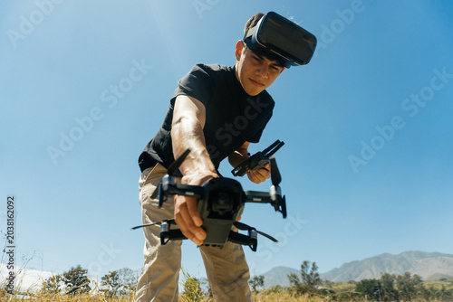 Hombre utilizando lentes VR para diferentes actividades