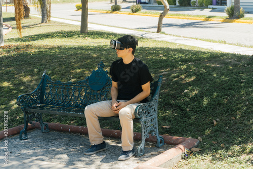 Hombre utilizando lentes VR para diferentes actividades