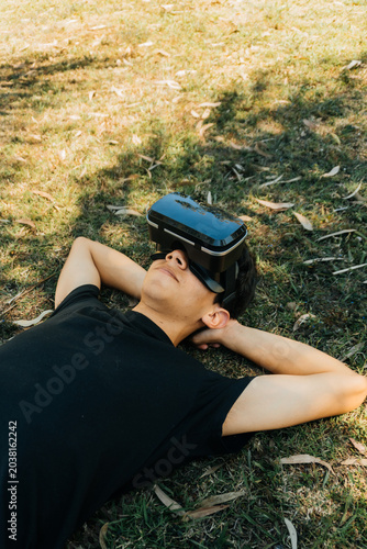 Hombre utilizando lentes VR para diferentes actividades