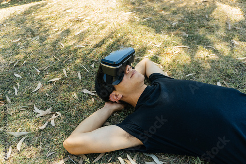 Hombre utilizando lentes VR para diferentes actividades