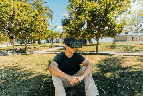 Hombre utilizando lentes VR para diferentes actividades