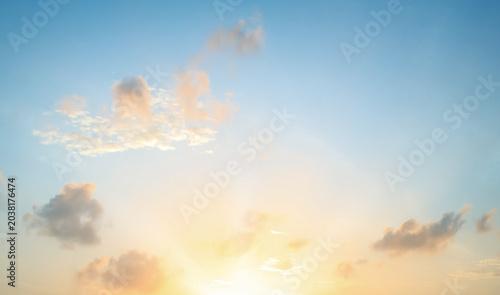 Fotografie Beautiful bright golden sunset sky background with vibrant blue and romantic ora