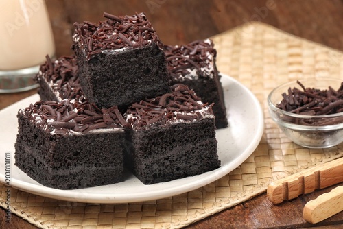 Photos Steamed brownies are a type of steamed brownie with a softer texture than baked brownies, usually filled with melted chocolate, cheese, or buttercream, with various toppings