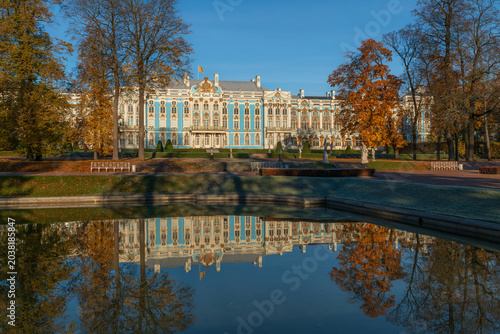 Tableau sur toile Catherine Palace with a reflection in the Mirror Pond if the Catherine Park of T