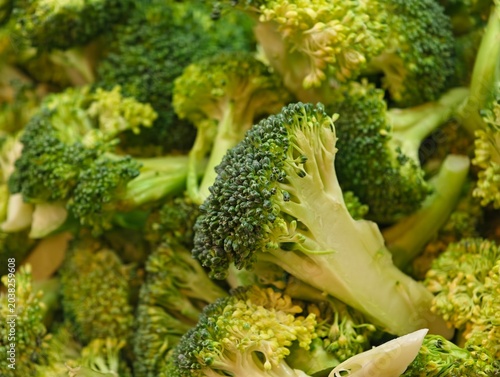Obraz na plátne Close-up top view of fresh raw broccoli florets