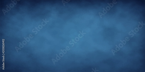 Foto Dark blue grunge sky background with smoke clouds fog and abstract night texture