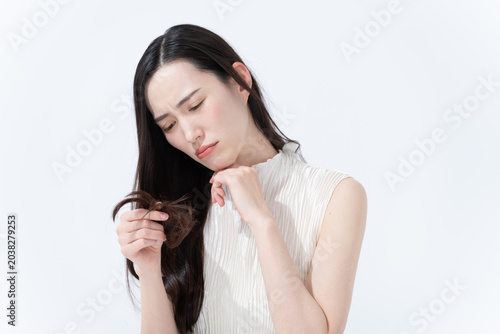 髪の毛の傷みに悩む女性