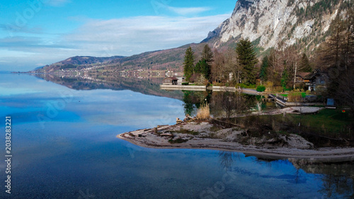Εκτύπωση καμβά Perfekte Bergspiegelung im kristallklaren Wasser eines alpinen Sees in Österreich