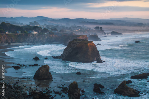 Foto Aerial view of the natural scenery of the Pacific coastline of Fort Bragg, California, USA