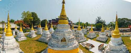 Tableau sur toile Aerial view Buddhist temple Wat Phra Chedi Sao Lang in Lampang, Thailand