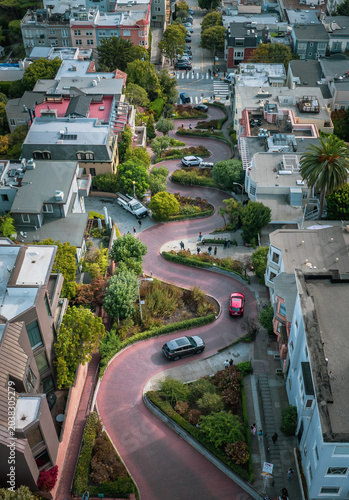 Foto Aerial view of Lombard Street in San Francisco, California.