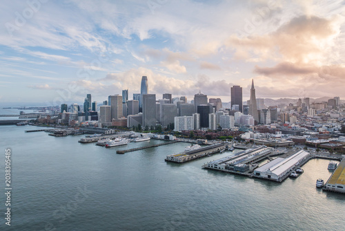 Foto Aerial view of the skyline and Fisherman's Wharf in San Francisco, California