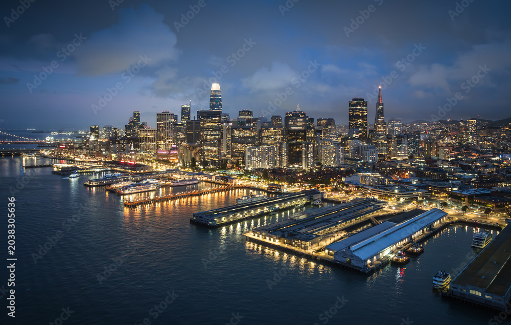 Naklejka premium Aerial view of the skyline and Fisherman's Wharf in San Francisco, California.