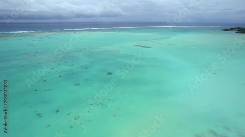 ドローン空撮：大潮の干潮で百合ヶ浜が現れそうな大金久海岸の広大なヨロンブルーの絶景