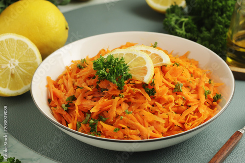 Tableau sur toile Salad Carrotes rapees - traditional French dish made of carrots