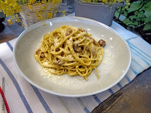 Piatto di spaghetti alla carbonara preparati secondo la tradizione con pecorino e guanciale 2306b