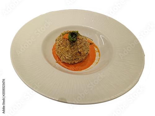 Polpetta gourmet impanata su letto di crema di pomodoro, vista zenitale su piatto bianco  5507T