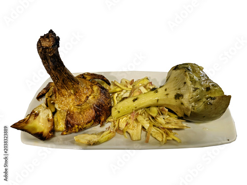 Piatto di carciofi preparati in due modi: arrostiti e crudi a julienne 8701T