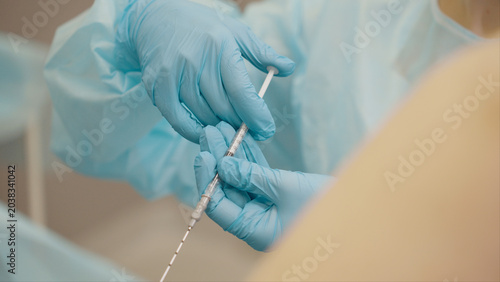 Foto The doctor gives an injection with a small syringe