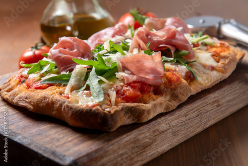 Pinsa con prosciutto crudo, parmigiano e rucola, Cibo Italiano 