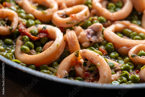 Calamari in padella con pisellini 