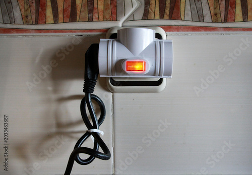 Photos Enchufe, cable conector de electricidad e interruptor encendido corriente eléctr
