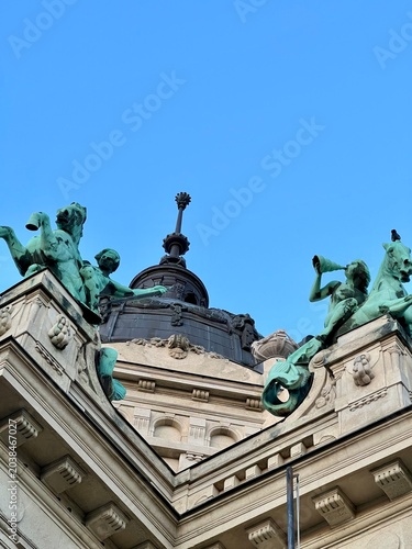 Schilderij op canvas Budapest historical building decor with allegorical statues
