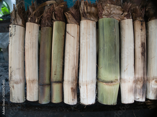 Tableau sur toile Making Khao Lam, a popular traditional Thai dessert.
