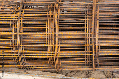 Obraz na plátně Roll of rusty wire mesh steel iron construction reinforcement grid showing raw strong texture