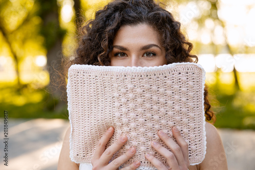 Foto Woman hiding face behind handmade crochet textile