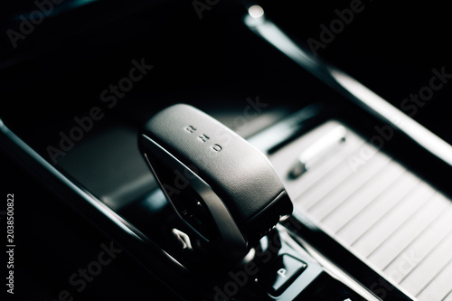 Foto A close-up of an automatic transmission in a new car