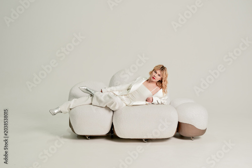 Foto Elegant Woman in Fashion Pantsuit Celebrating Birthday Party with Champagne, Cak