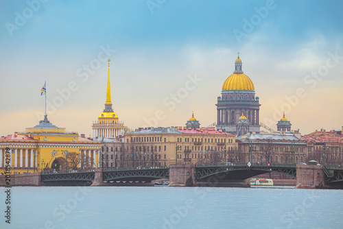 Fotografi Magnificent view of the Neva, St Isaac's Cathedral, Palace Bridge and the Admiralty from Hare Island