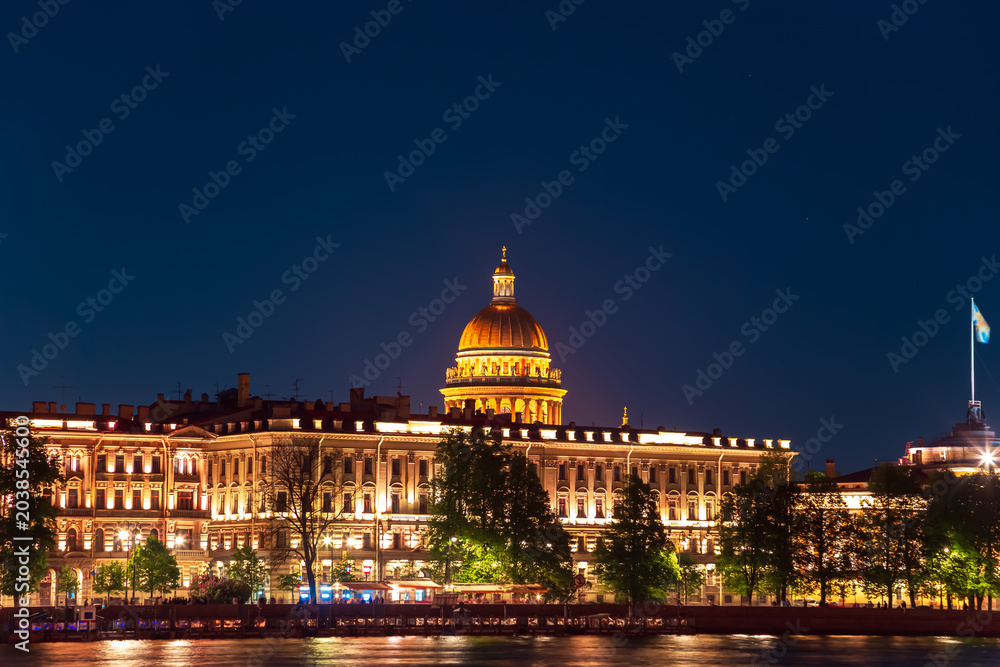 Fototapeta premium Magnificent view of St. Isaac's Cathedral at night.