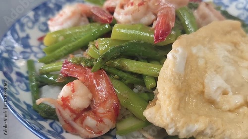 Stir fried prawns with omelet and green beans