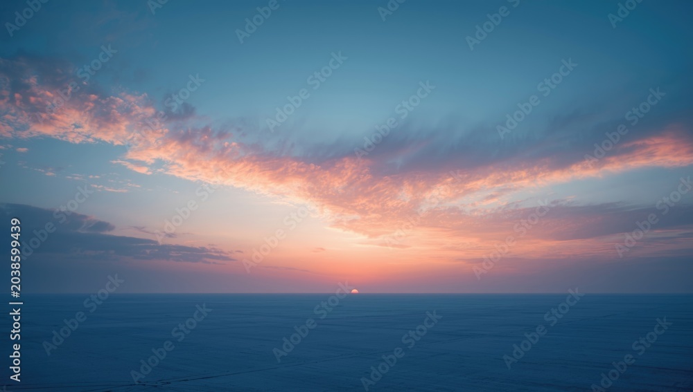 Obraz premium Copy space with peaceful blue sky and glowing clouds at dusk