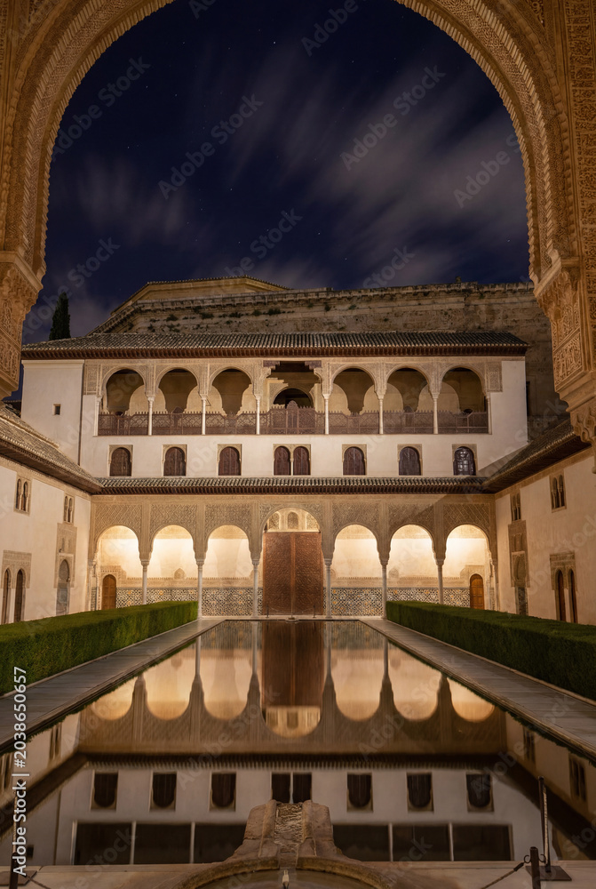 Obraz premium Noche en el patio de la Alberca en la Alhambra, Andalucía