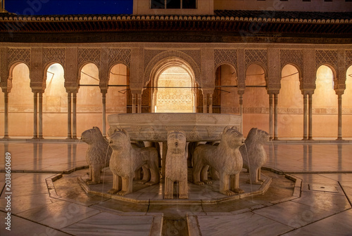 El hermoso patio de los Leones en el interior de la Alhambra de Granada, España