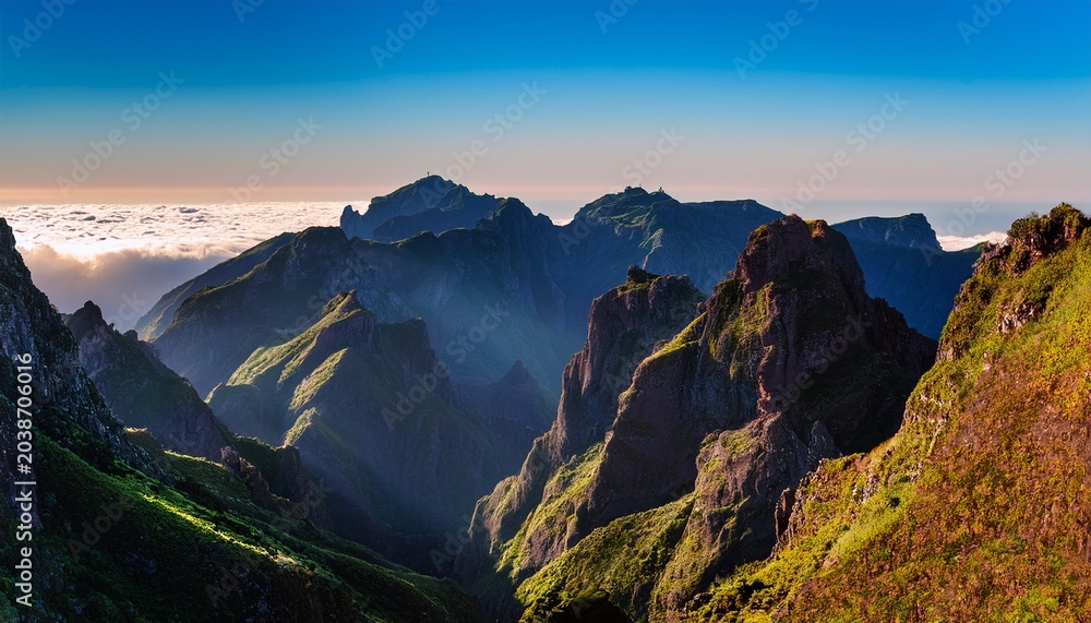 Fototapeta premium Epic Mountain Peaks And Deep Valleys Of Pico Do Arieiro