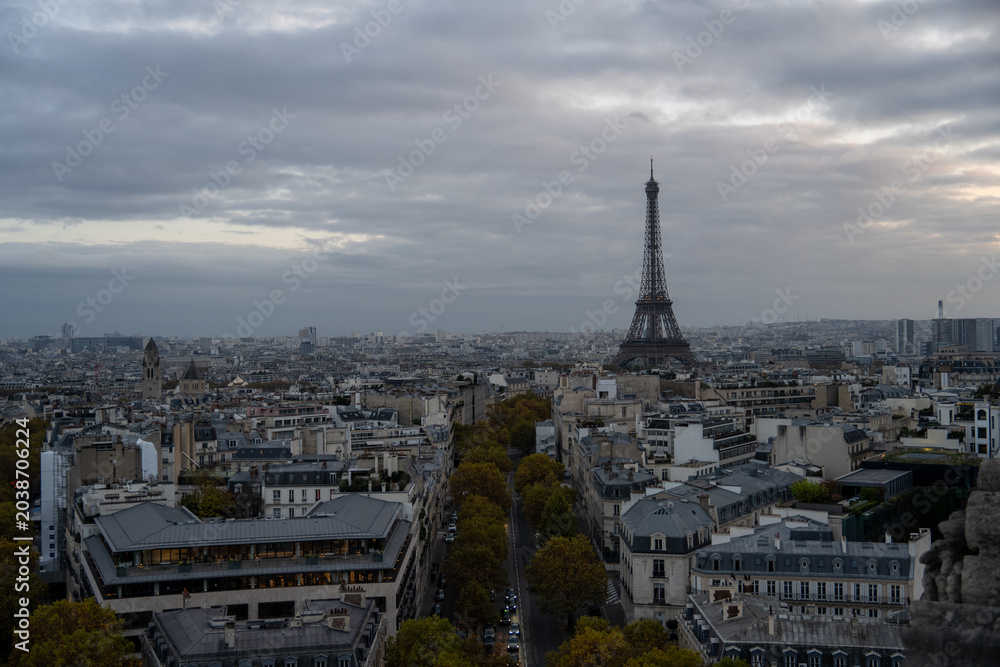 Obraz premium Paris skyline with Eiffel Tower from Arc de Triomphe