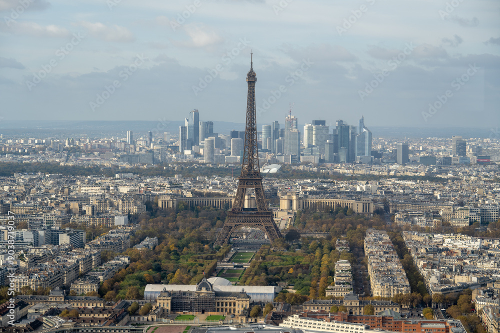 Obraz premium Eiffel Tower view with La Défense skyline, Paris