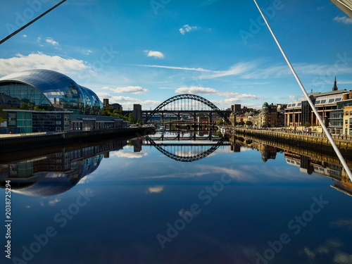 Fotografía Newcastle, Tyne and Wear, England, UK - August 2020: Tyne Bridge from Gateshead