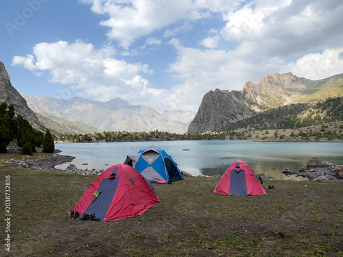 Foto The tent stands alone in a forest clearing among the trees with a lake in the background